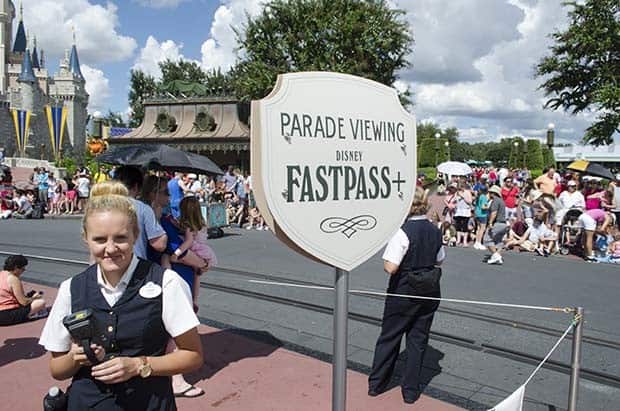 disney-world-fastpass-parade-mouse-chat